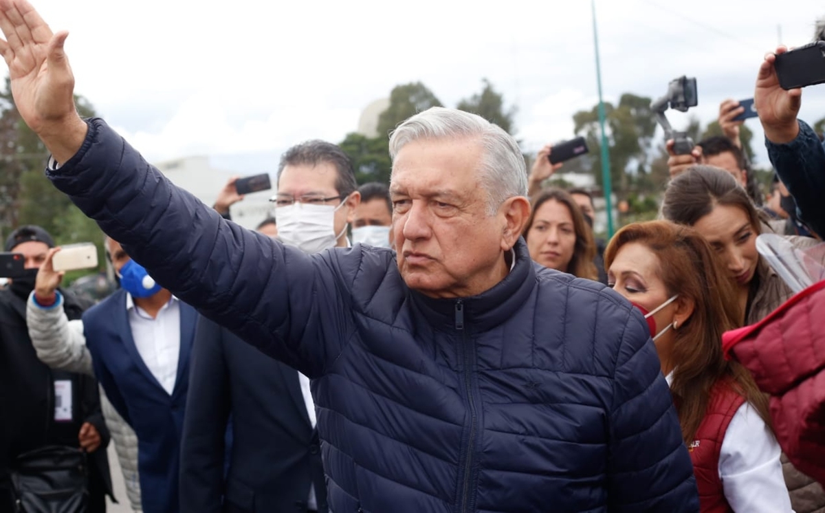 El Presidente luego de la inauguración del nuevo tramo de obras de vialidad en Tlaxcala. (Araceli López)