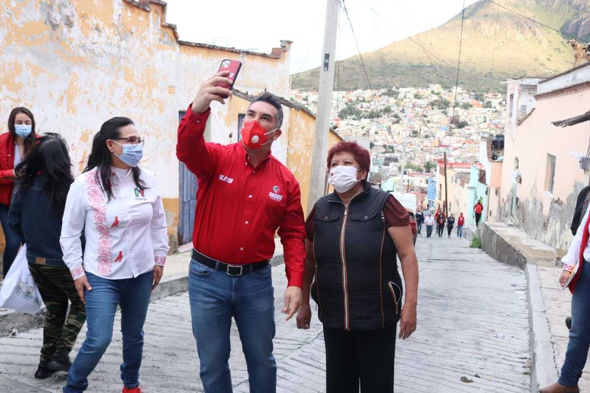 Alejandro Moreno, líder nacional del PRI, recorrió calles de Pachuca. (Cortesía)