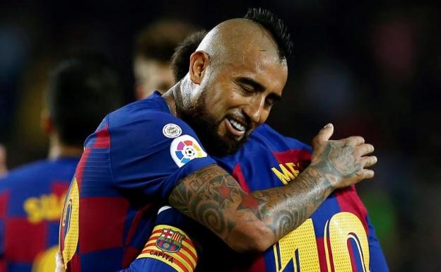 Arturo Vidal y Lionel Messi (EFE)