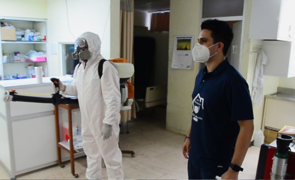 Carlos Altamirano supervisa desinfección en edificios