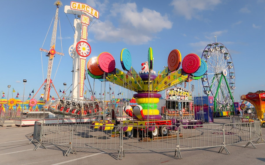 Feria de Torreón. Abren parque de diversiones en el estacionamiento