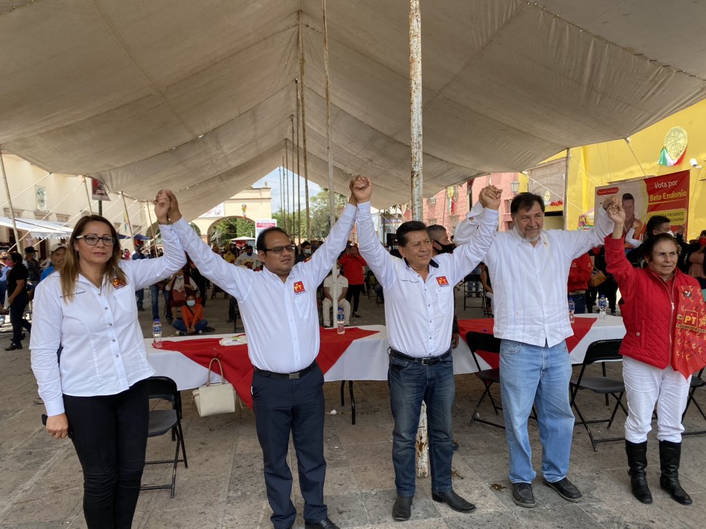 Los representantes del PT en el evento en Huichapan. (Cortesía)