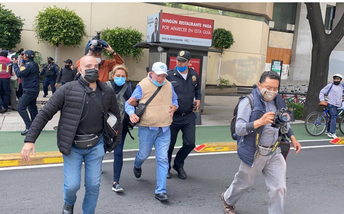A las 11:30 de la mañana, Lozano manifestó sentirse mal por lo que requería abandonar el plantón. (Rogelio López)