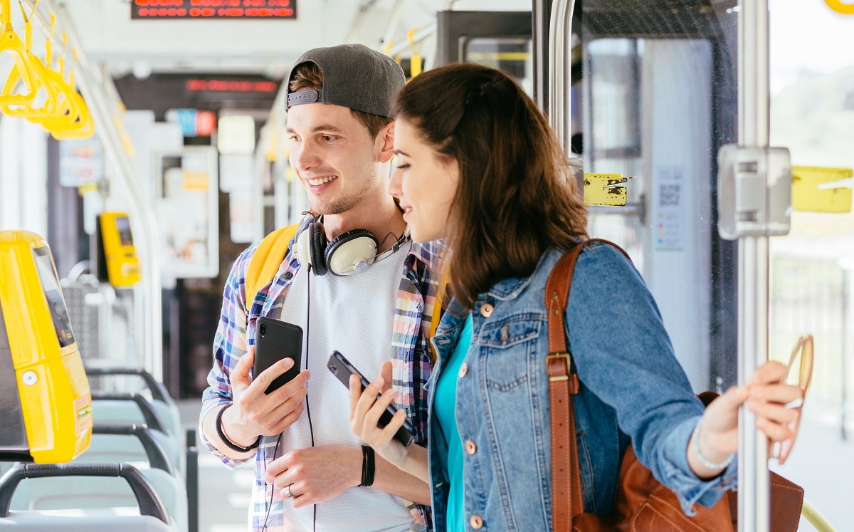Los que te miran el teléfono pueden robarte datos bancarios o contraseñas.(Shutterstock)