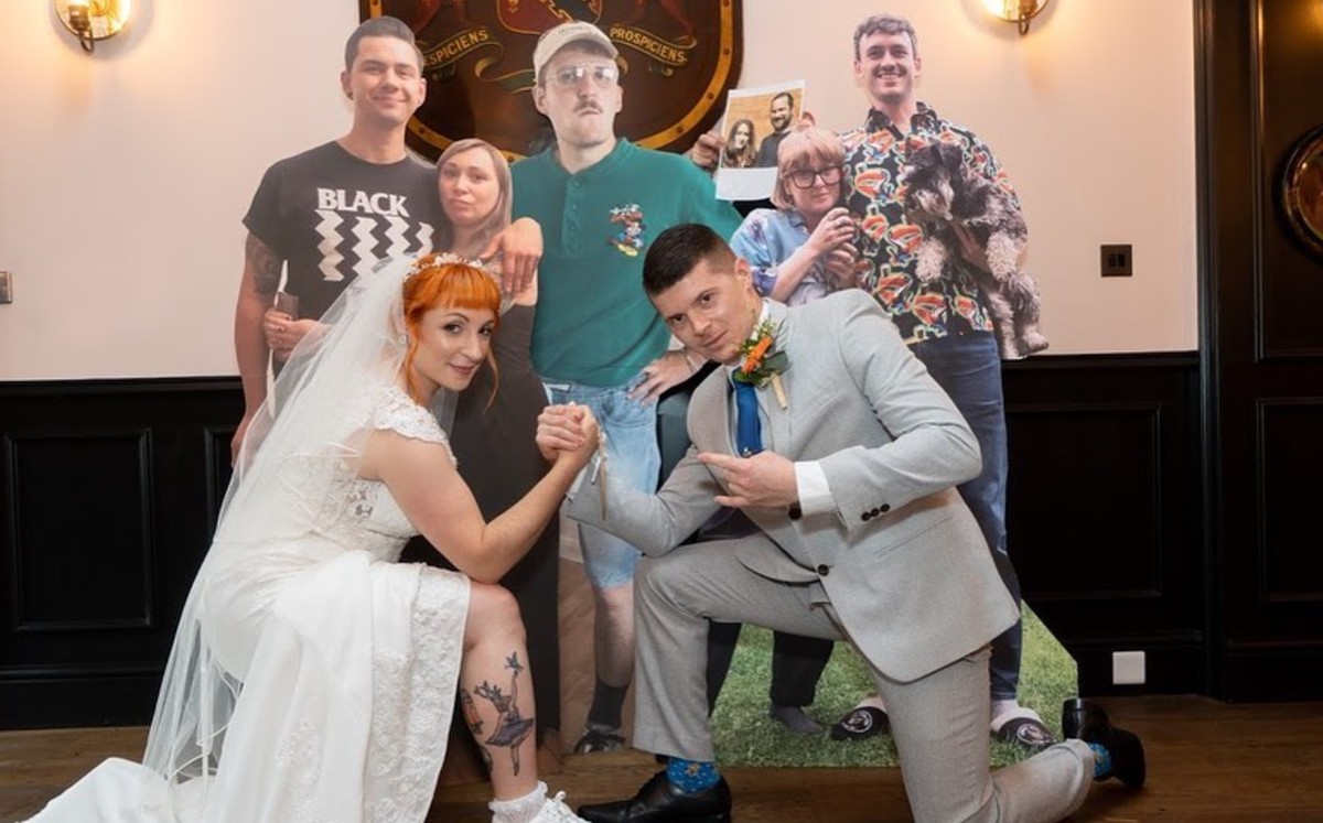 La pareja consiguió que todos sus seres queridos estuvieran 'presentes'. (Facebook Hawaiian Shirt Photography)
