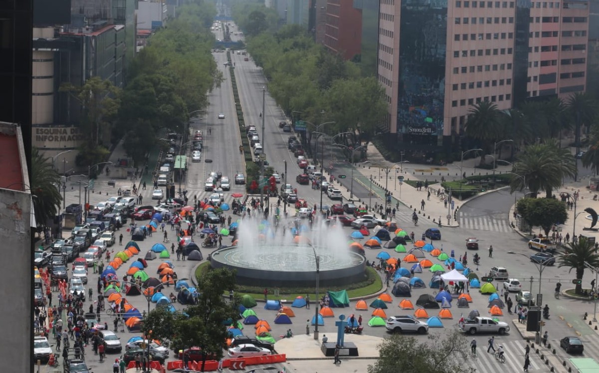 Sobre el Paseo de la Reforma un promedio de 100 autos bloquean la vialidad. (Javier Rios)