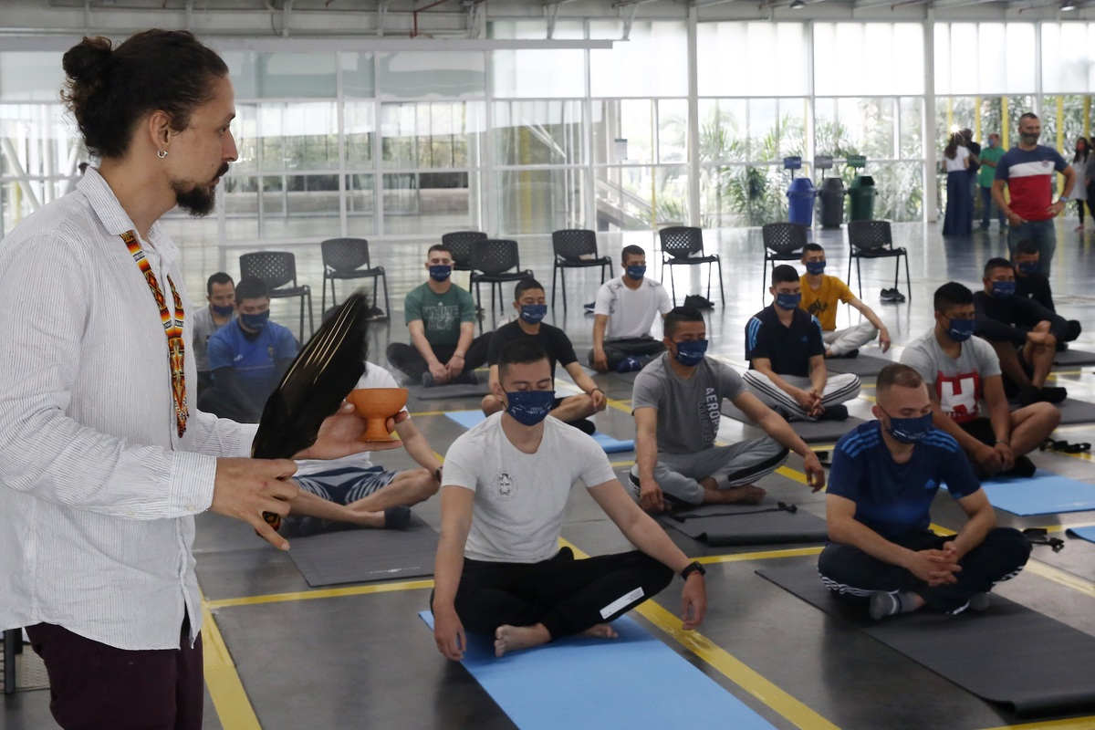 Policías de Medellín practican yoga para controlar sus emociones. (EFE)