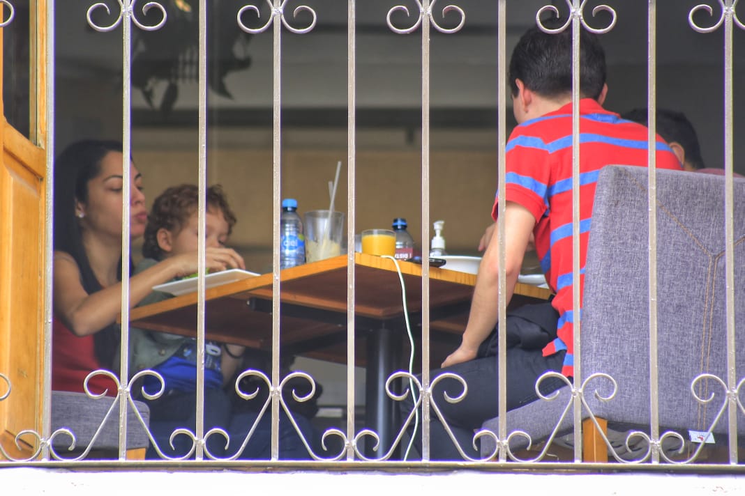 Reapertura de restaurantes en domingo. (Andrés Lobato)