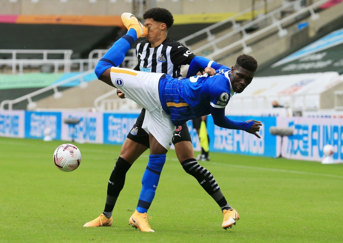 Yves Bissouma da impactante patada en el rostro a Jamal Lewis, del Newcastle (Reuters)