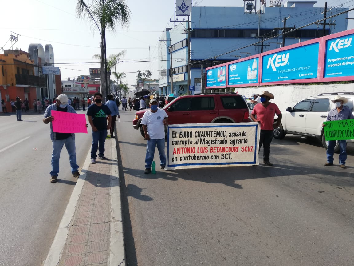 Bloqueo de campesinos en Av. Hidalgo en Tampico (Foto/Sergio Sánchez)