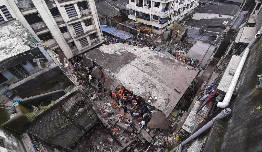 El colapso del edificio a las afueras de Bombay al principio dejó 8 muertos (AP)