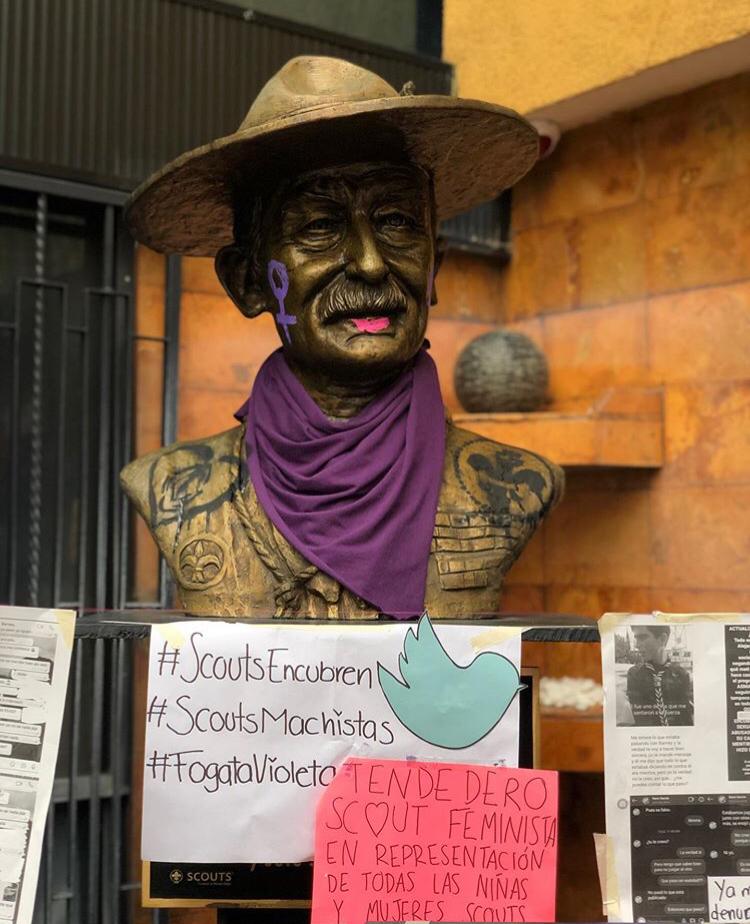 El colectivo colocó el tendedero de denuncias frente al busto a Robert Baden-Powell | Especial