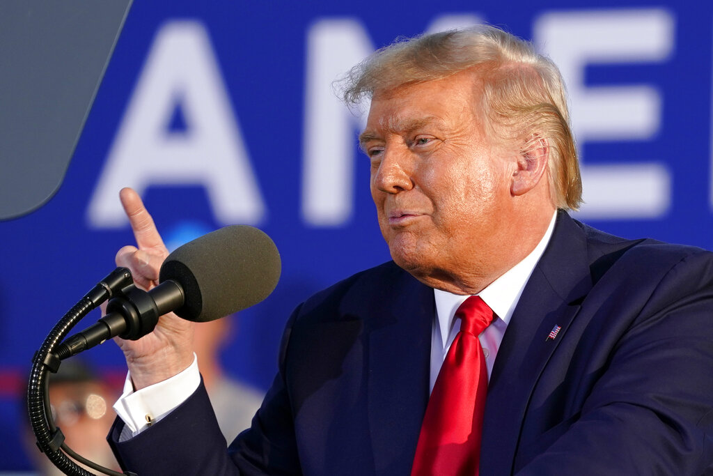 Donald Trump ya plateaba quién sería el sucesor de la jueza Ginsburg en la Corte de EU. (AP)