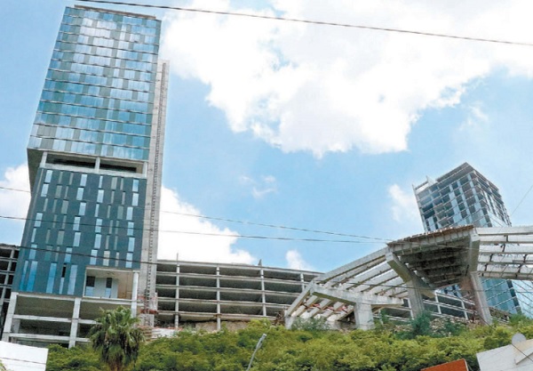 El edificio se ubica en el cerro de la Loma Larga. LEONEL ROCHA