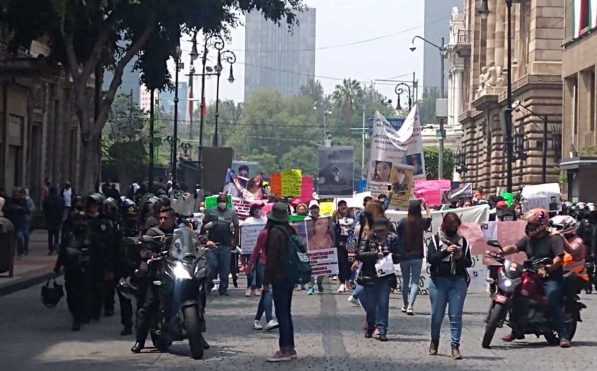 Familias de dos jóvenes desaparecidos marchan rumbo al Zócalo de CdMx
