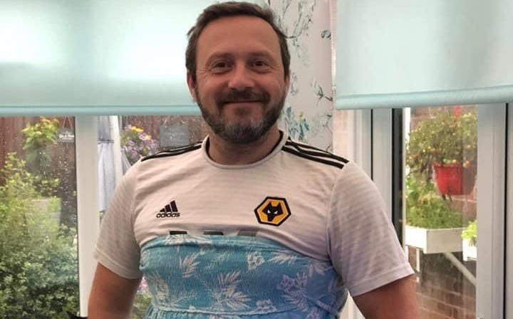 Fanático de Wolves recibe regalo del club (Twitter @LaCasacaBlog)