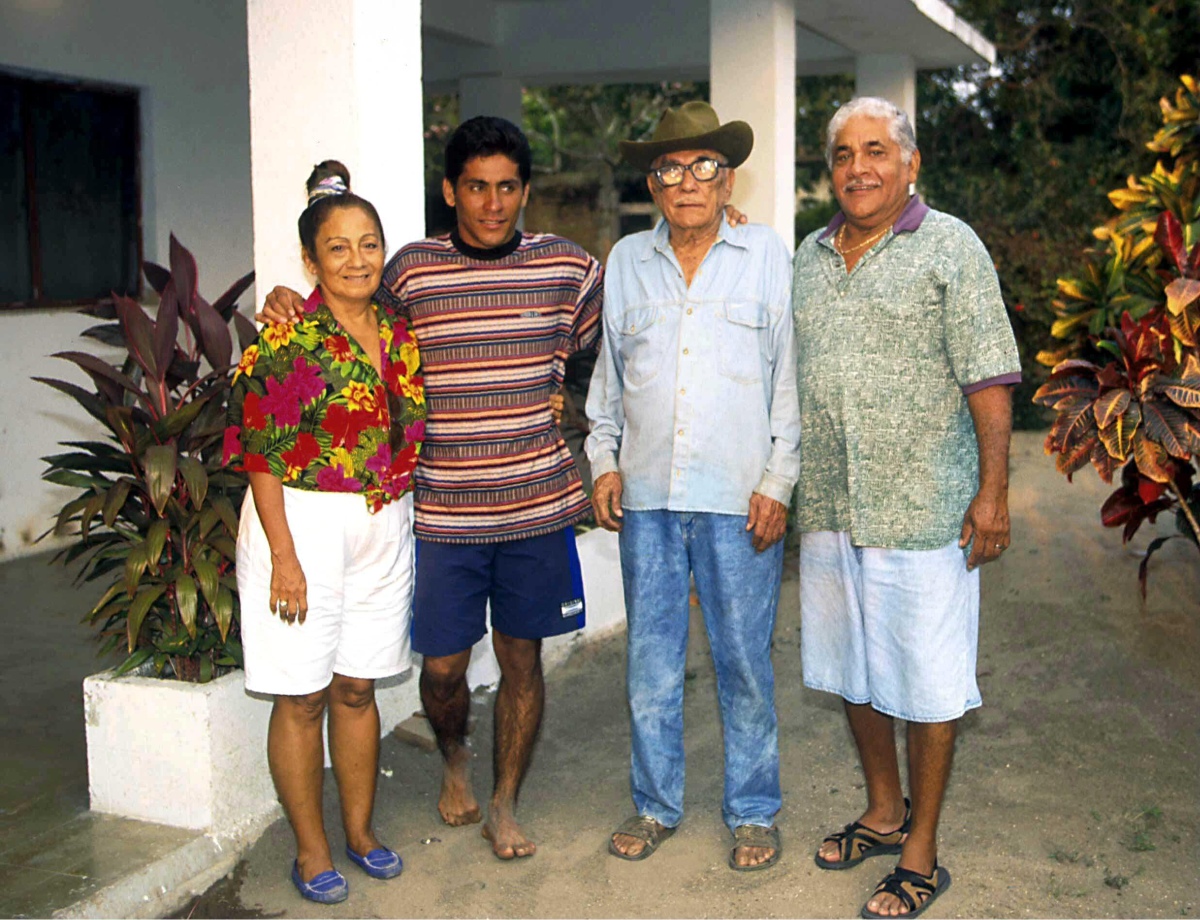 Jorge Campos con su mamá, su abuelo y su padre (Mexsport)