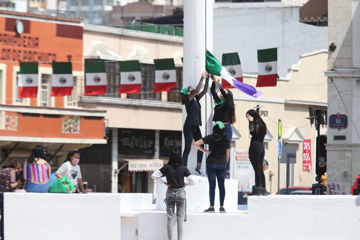 Jovenes izan bandera con la violencia hacia las mujeres en Plaza Juárez de Pachuca. (Jorge Sánchez)