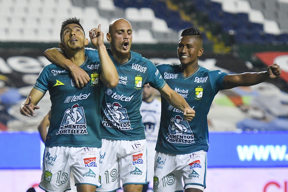 Jugadores de León en festejo tras gol de Ángel Mena (Imago7)
