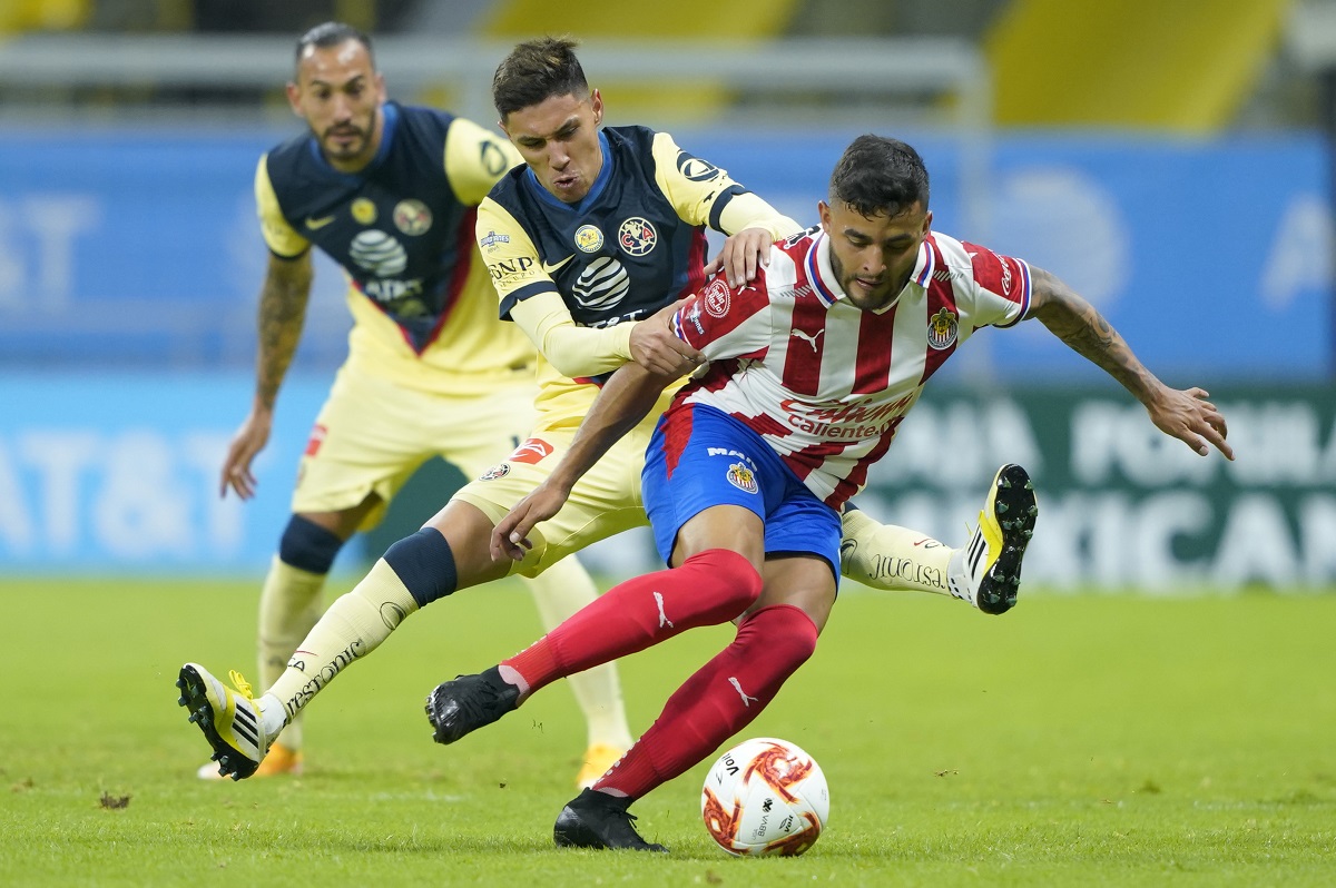 Leonardo Suarez y Alexis Vega durante el Clásico Nacional (Imago7)