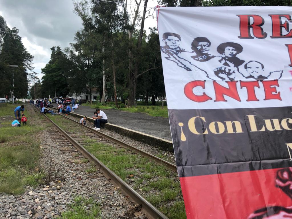 Los maestros bloquean las vías ferroviarias en Michoacán. (Jocelyn Estrada)