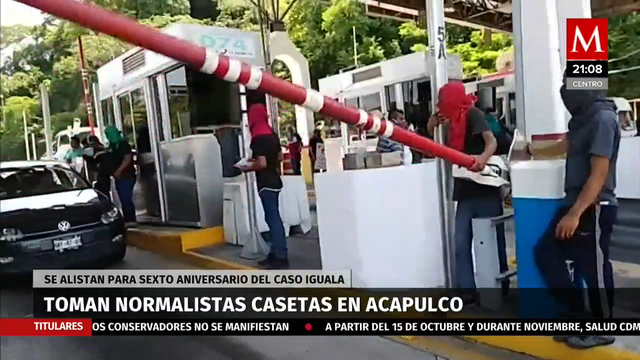 Padres de los 43 y normalistas 'toman' casetas de la Autopista del Sol