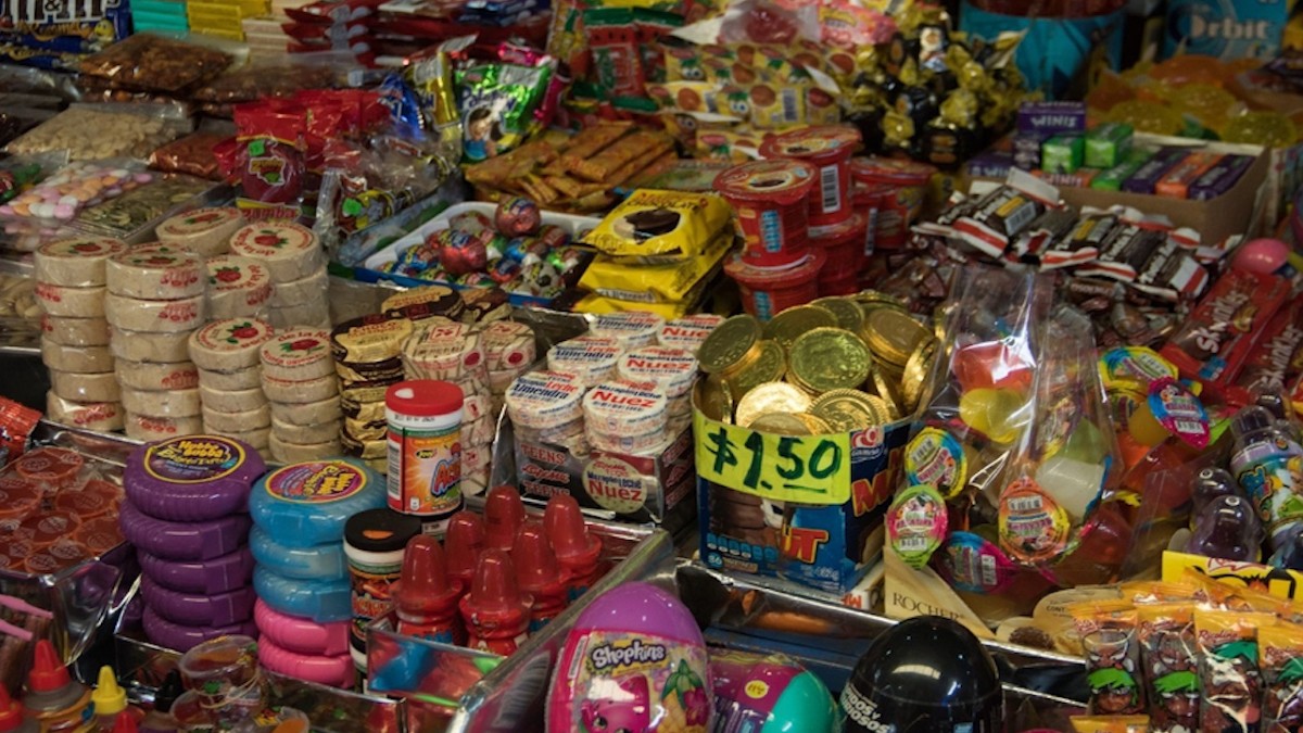 PVEM busca multa de 173 mil pesos por venta de comida 'chatarra' a menores de 15 años