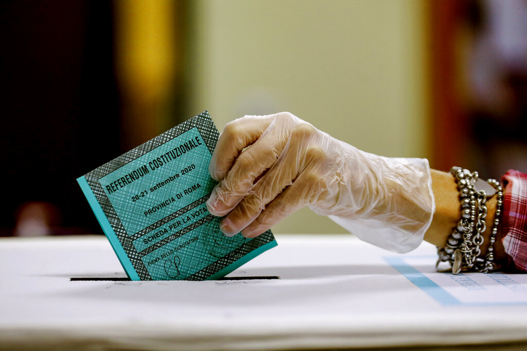 El referendo sobre el legislativo se aprobó en medio de una jornada de elecciones regionales. (AP)