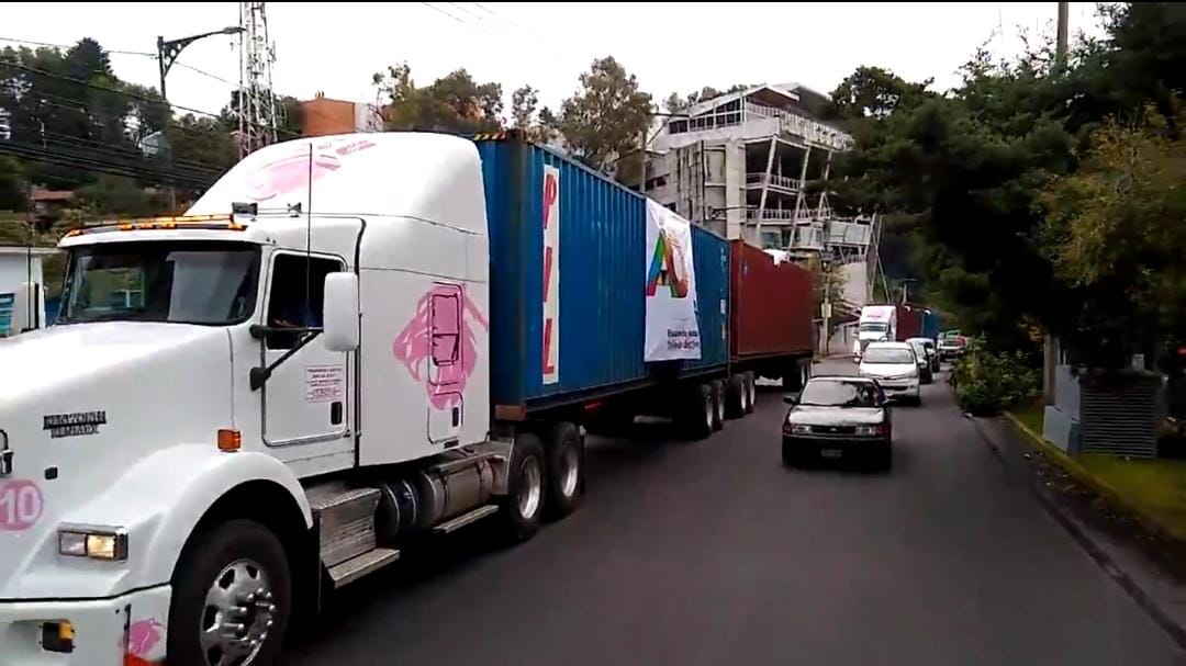 Los tráileres ya se encuentran en la zona para comenzar la instalación de las escaleras eléctricas. (Especial)