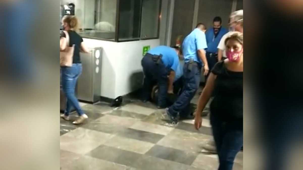 Guardia de seguridad somete a usuario de Metrorrey. Foto: Especial.