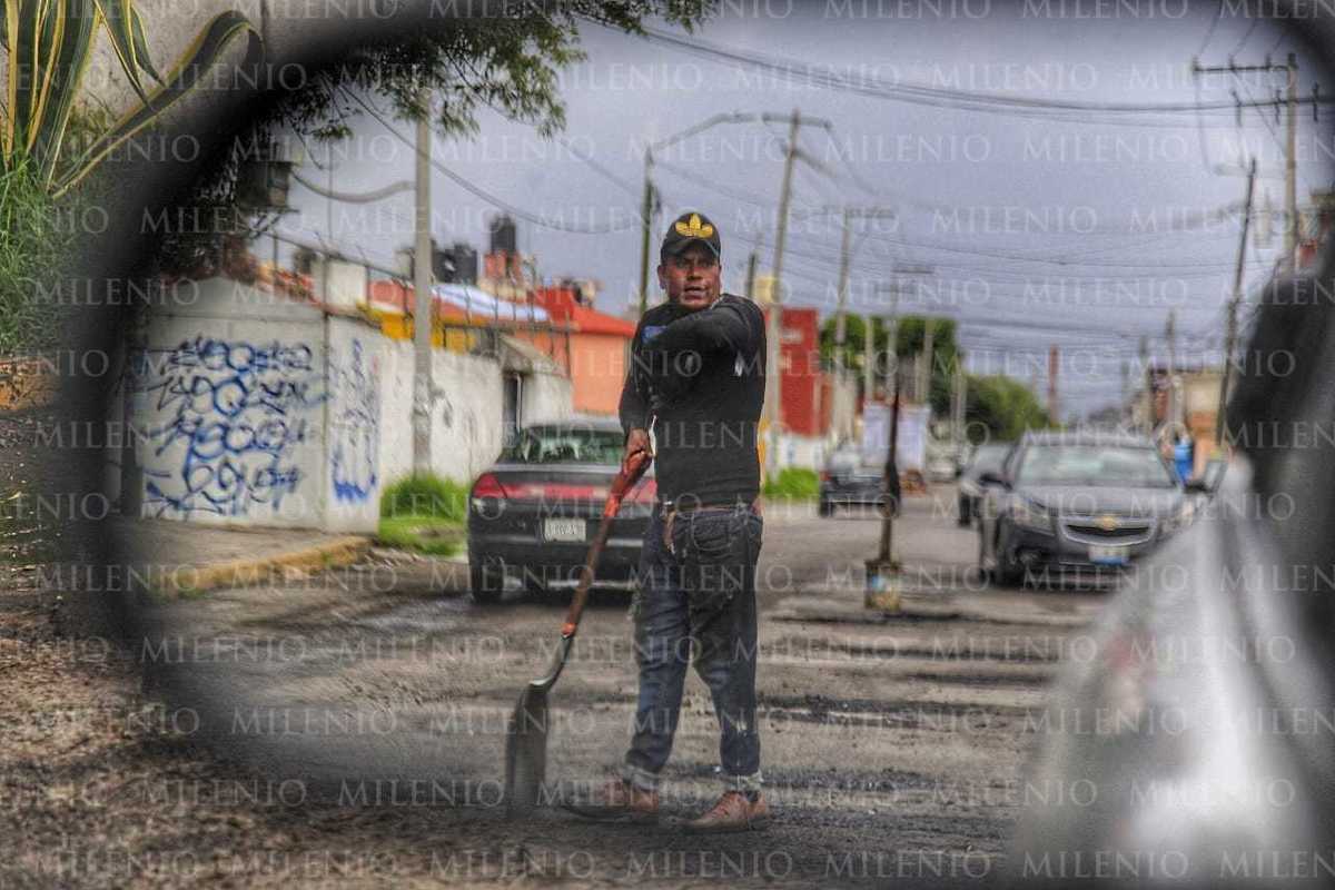 Hombre cobra en la calle para pagar bacheo (Andrés Lobato)