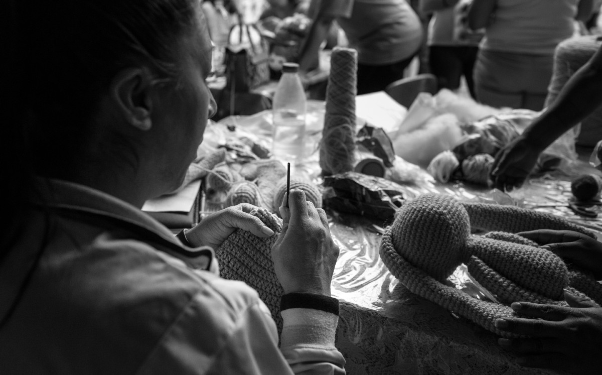 Internas de penales de CdMx y el Edomex tejen muñecos de estambre, lo que les permite obtener ingresos.
