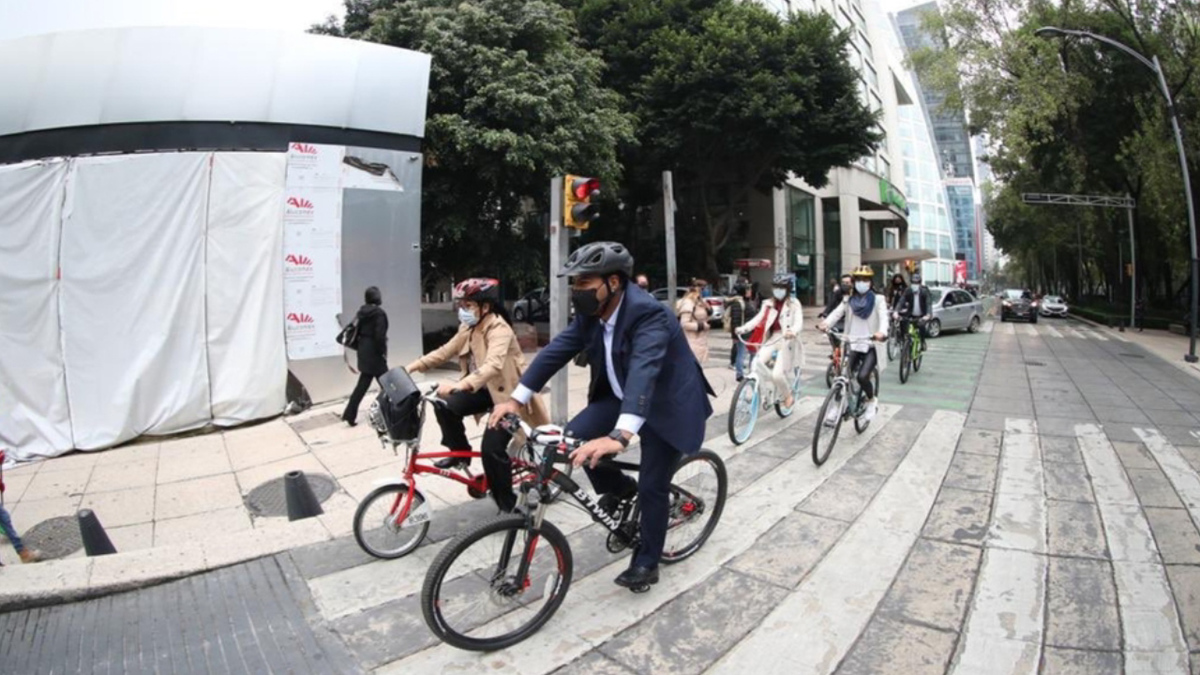 En Día Mundial sin Automóvil, senador de Morena llega pedaleando a sesionar