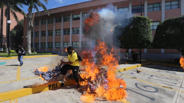 Normalistas vandalizan el Congreso de Guerrero