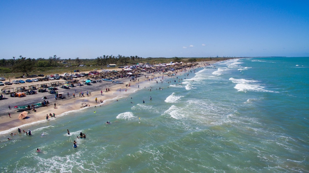 Playa Hermosa en Pueblo Viejo saturada