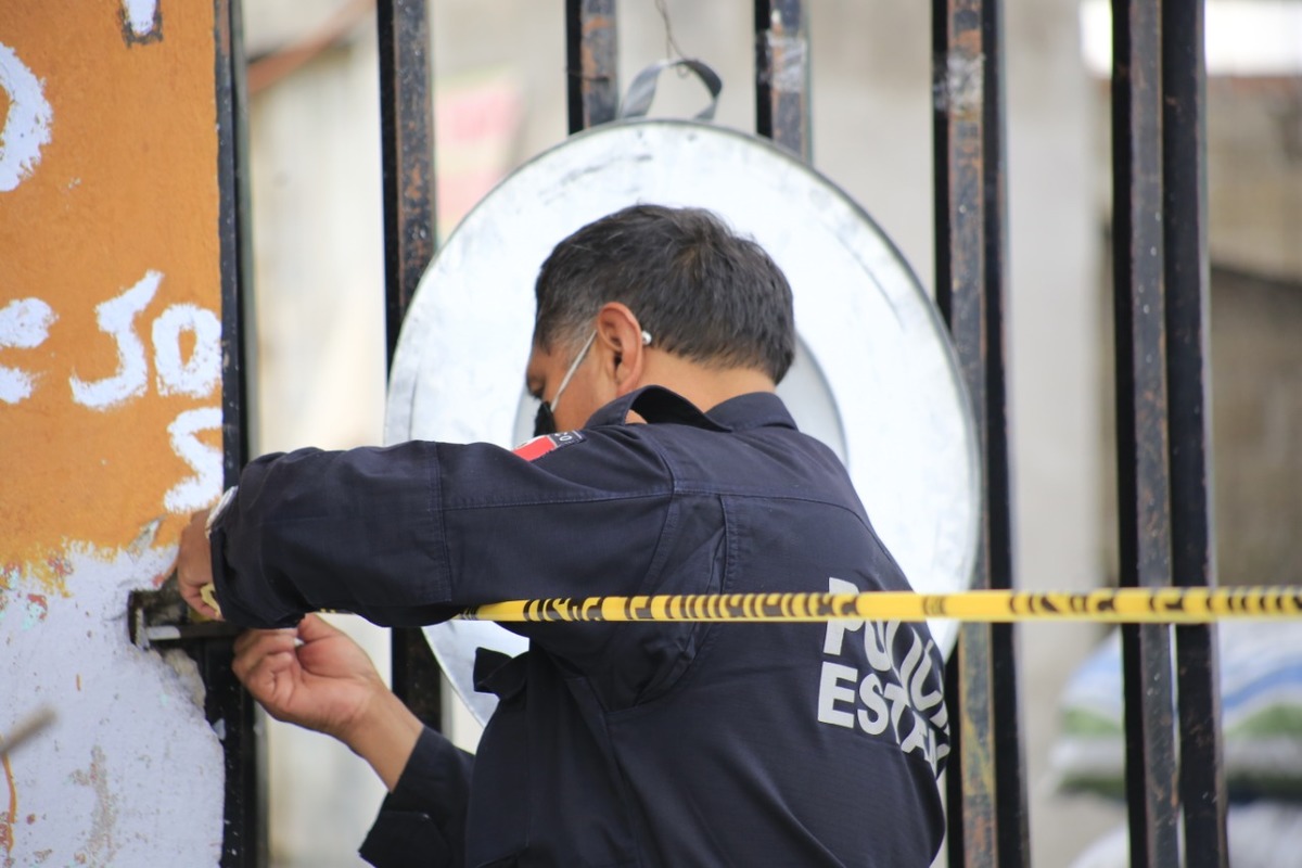 Un policía estatal acordona el área donde un hombre murió de congestión etílica. (Andrés Lobato)