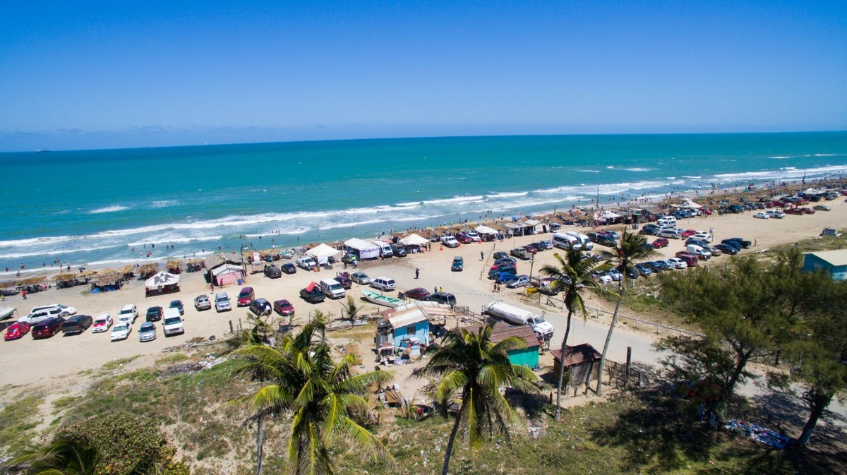 Pueblo Viejo. Cien pesos por vehículo al entrar a playa hermosa- Grupo