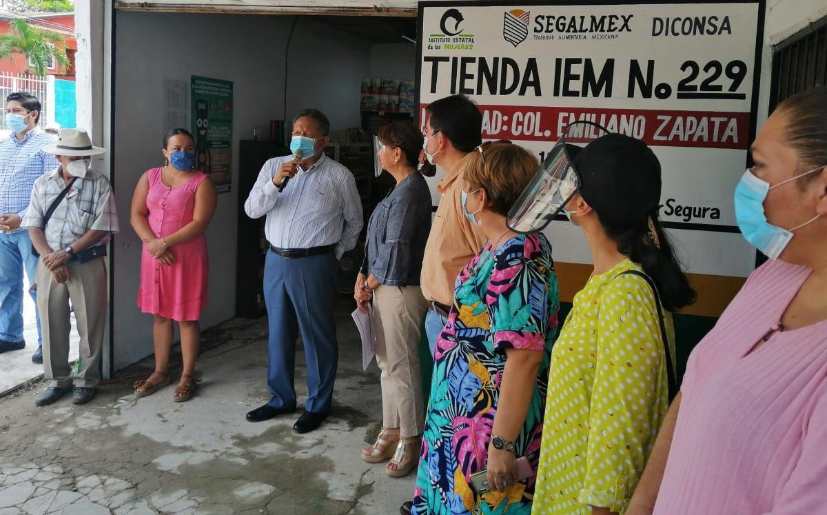 La primera tienda atendida por mujeres víctimas de violencia económica fue abierta en abril de este año el municipio de Teapa. (Especial)