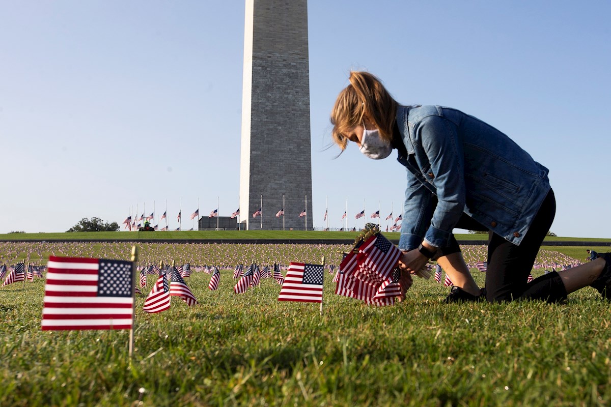 En Washington se realizó un memorial a las víctimas del coronavirus en Estados Unidos. | EFE