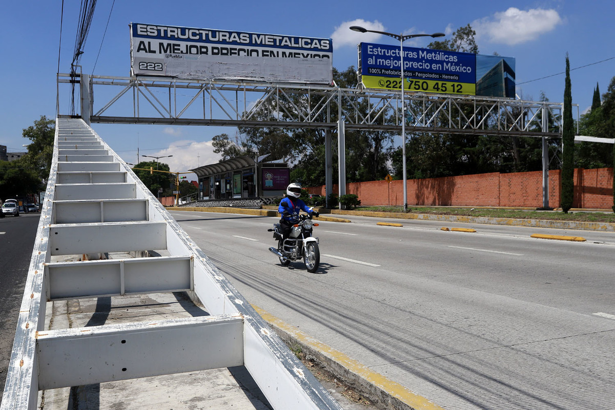 El Ayuntamiento retirará cinco puentes peatonales elevados. (Agencia Enfoque)