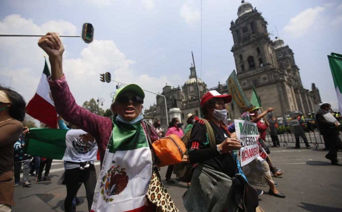FRENAAA instala plantón en Zócalo de CdMx