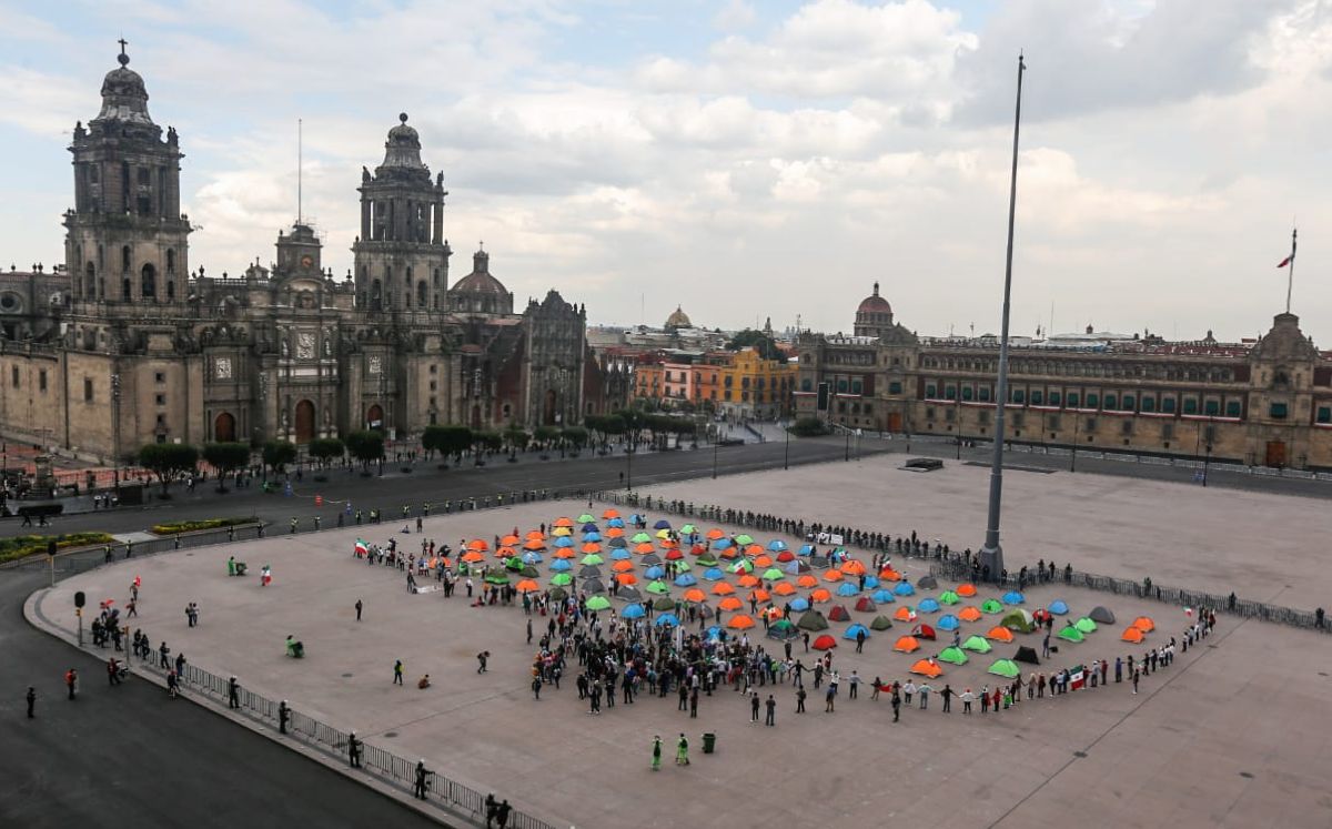 Un primer grupo llegó al Zócalo entre una confrontación con policías. (Araceli López)