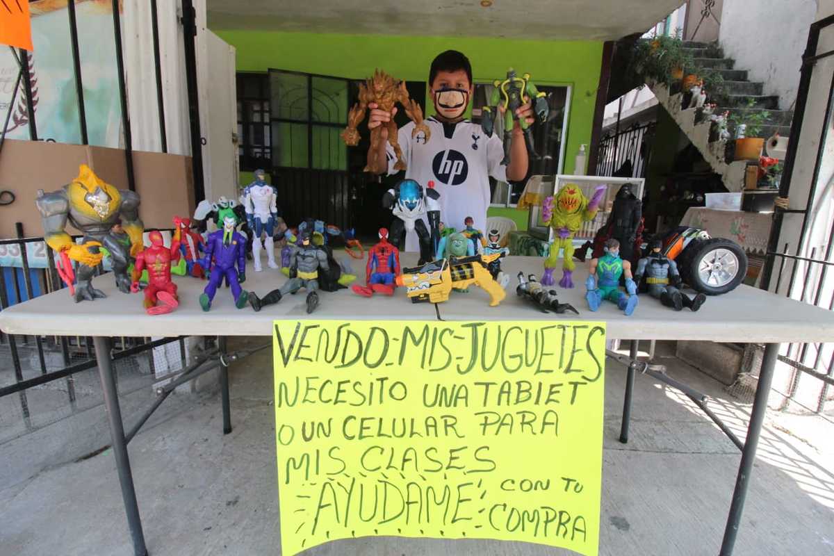 Mario quiere estudiar y vende sus juguetes