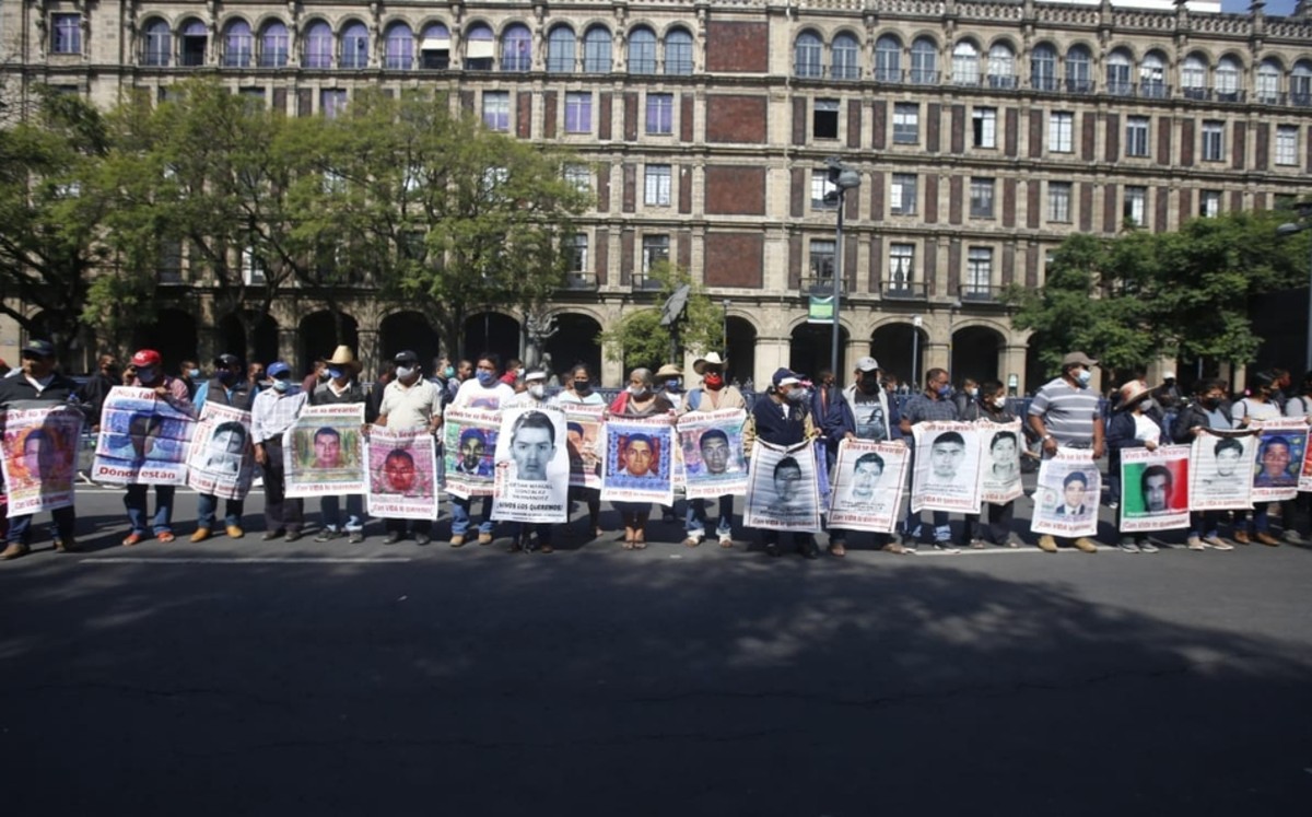 Protestan frente a la Corte en CdMx, padres de los 43 normalistas ...