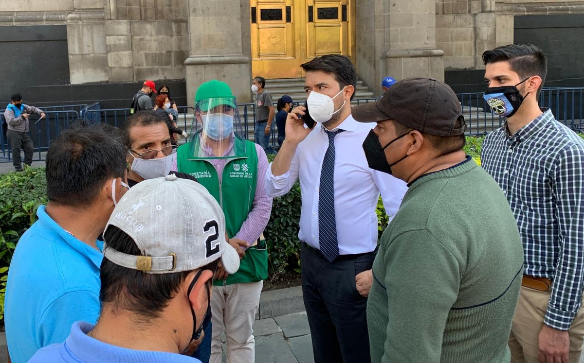 Los padres y familiares de los normalistas desaparecidos se reunieron con autoridades capitalinas. (José Antonio Belmont)
