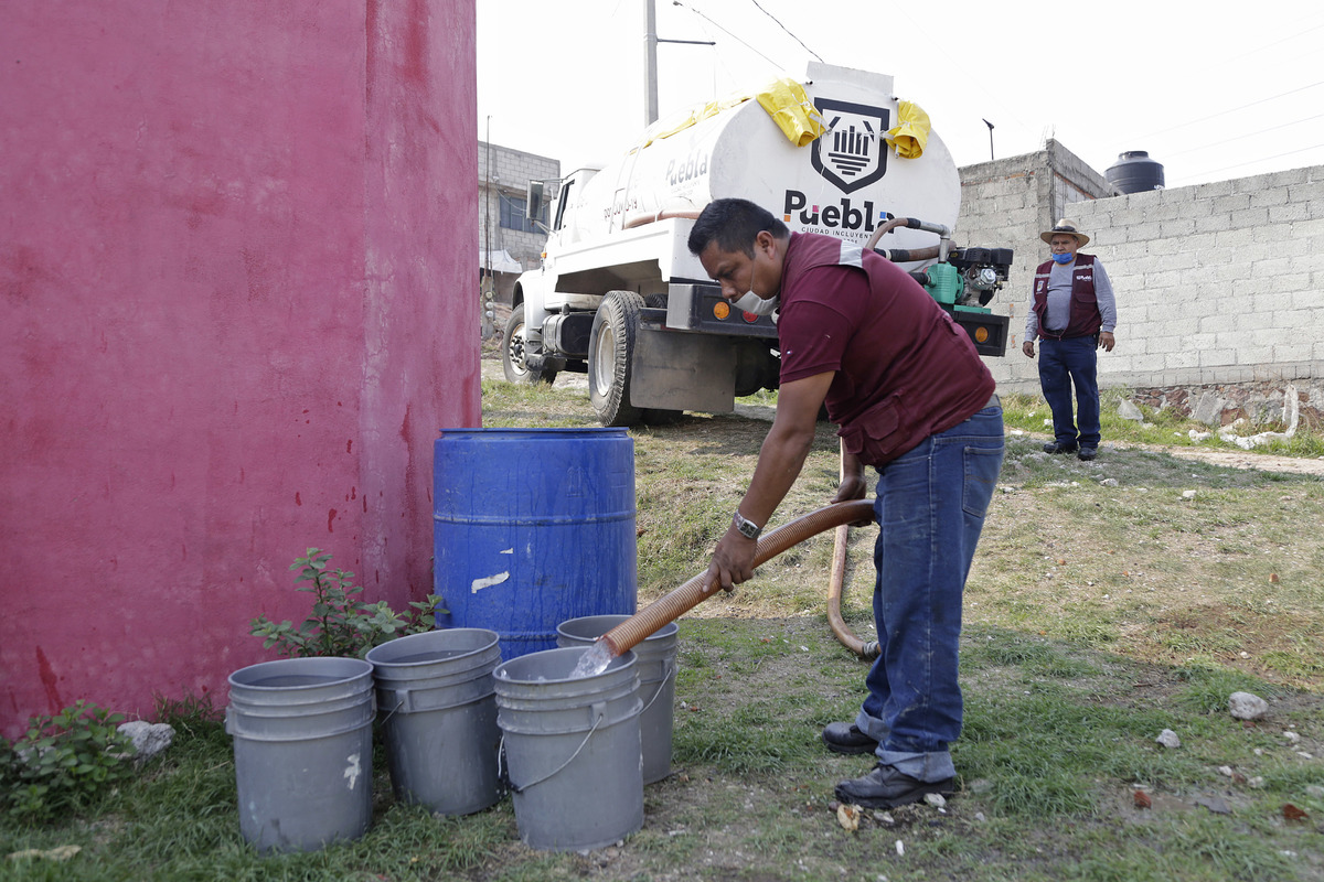 Personal del Ayuntamiento de Puebla distribuye pipas de agua potable en las colonias del municipio. (Agencia Enfoque)