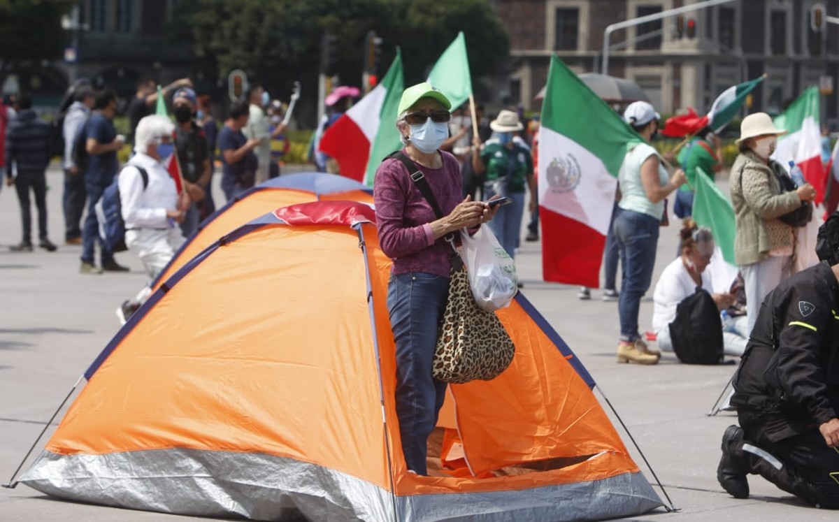 La Plaza de la Constitución fue dividida en dos por elementos de seguridad pública. (Araceli López)