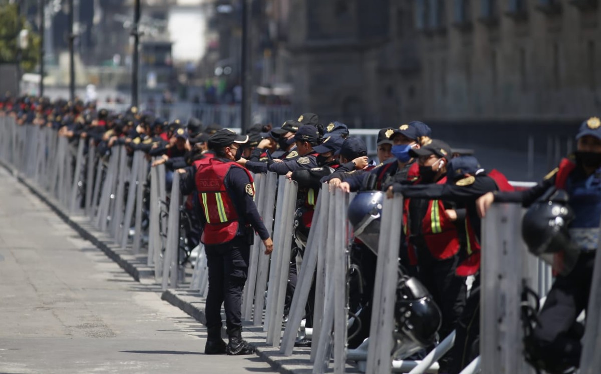 Policías de la CdMx blindaron Palacio Nacional, ante la posible llegada de Frena. (Araceli López)