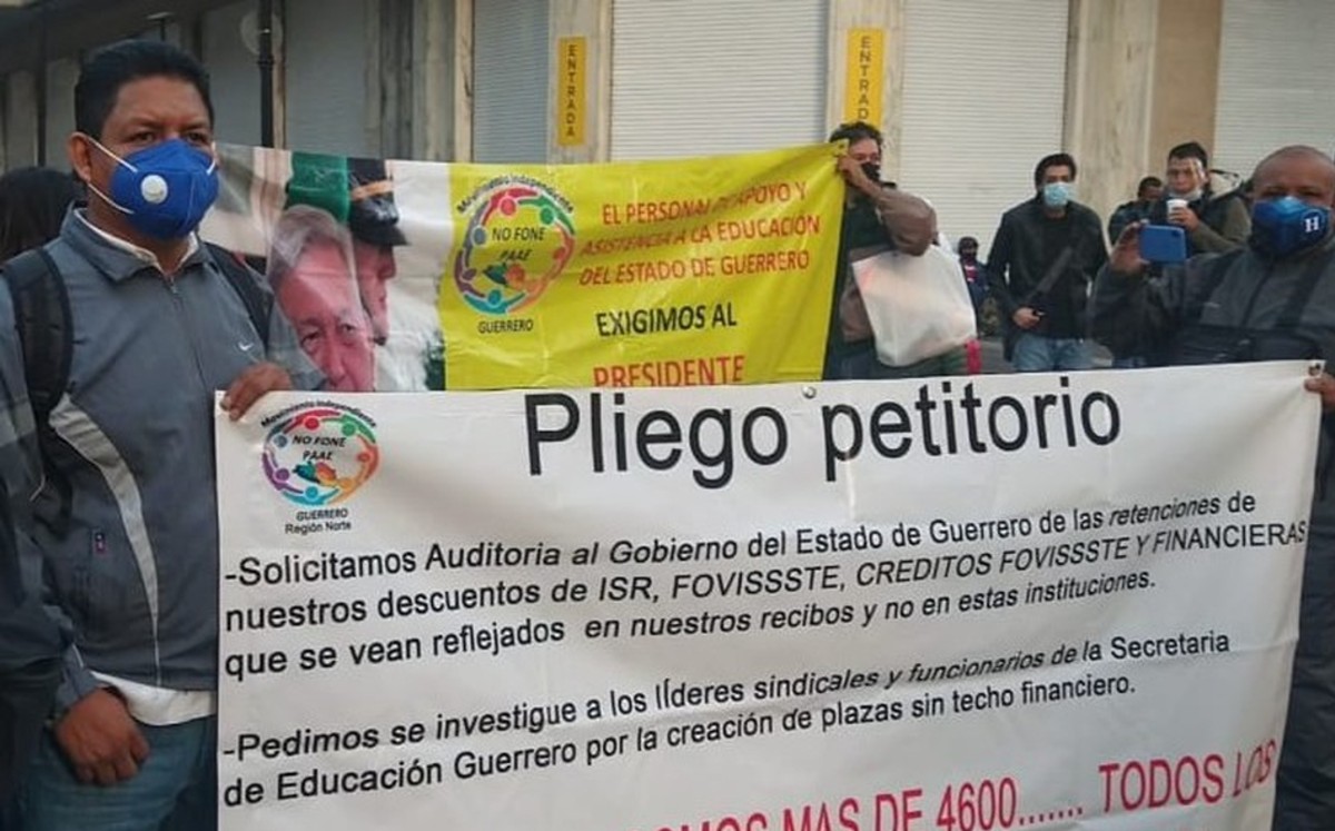 Trabajadores administrativos de la SEP de Guerreo protestan cerca del Zócalo de la CdMx