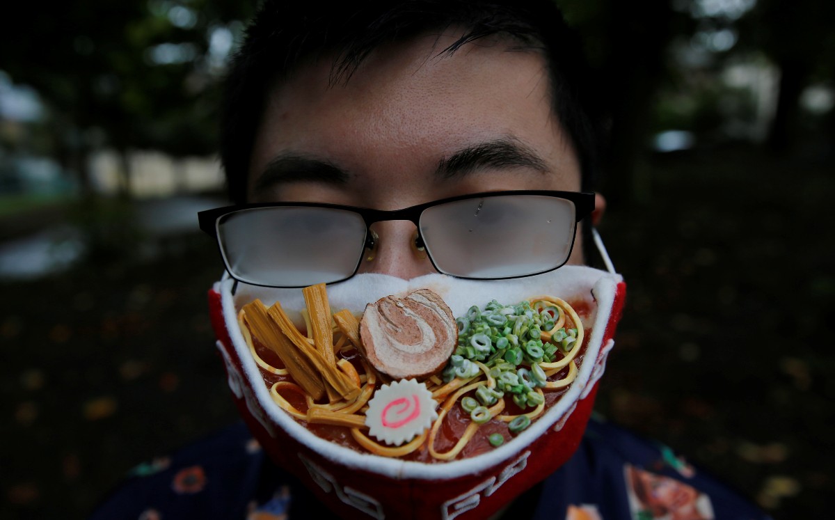 El artista Takahiro Shibata y su 'mascarilla de ramen' .(Reuters)